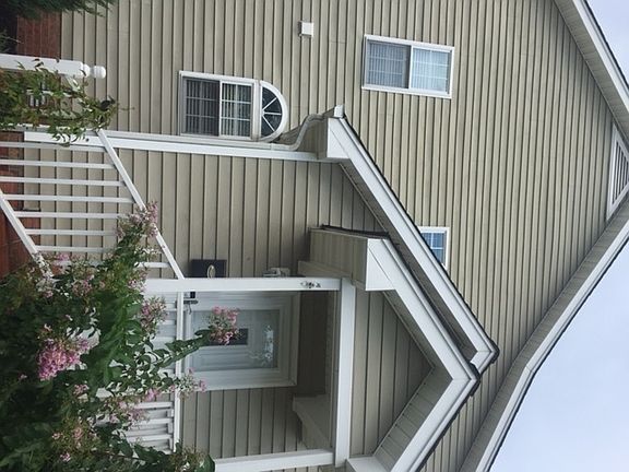 Main Side Entry
						:
						Convenient side entry with new storm door 2015. This opens into the kitchen.