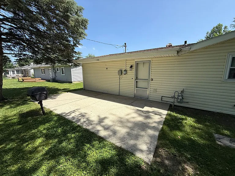 801 E Washington Center Rd — Photo 22