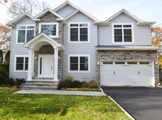 11 North St, Syosset, NY 11791