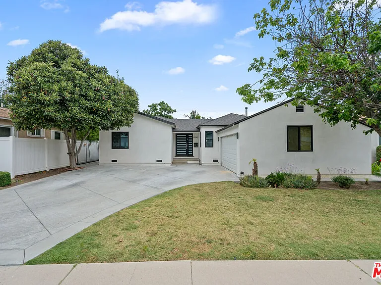 18343 Calvert St — Photo 2
