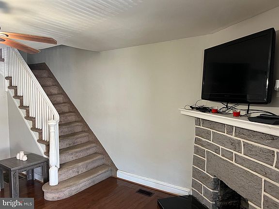 4th image of 292 E Queen Ln