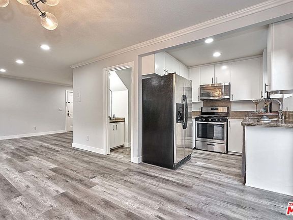 5th image of 102 S Manhattan Pl APT 111