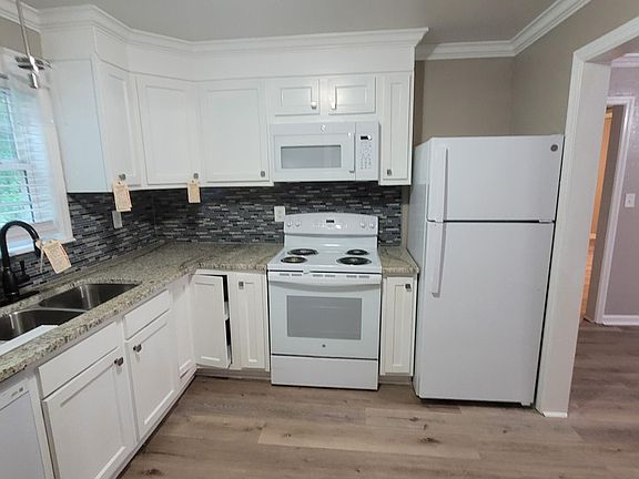 Full capability kitchen with all new appliances and fixtures (dishwasher, microwave, self cleaning digital oven and new refrigerator).