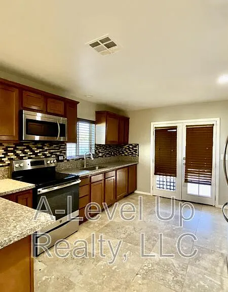 231 W 28th St — Photo 6