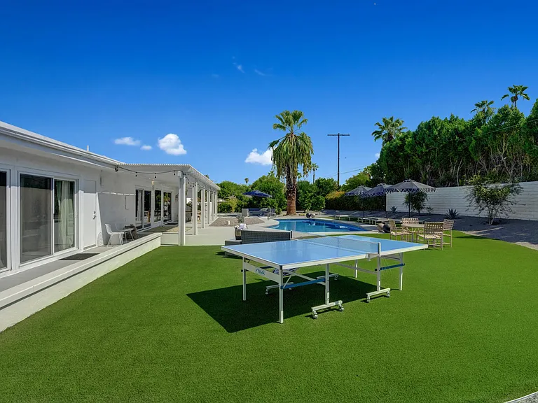 outdoor area/ ping pong