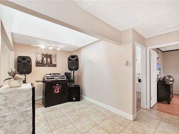 4th image of 627 Golden Sunshine Cir