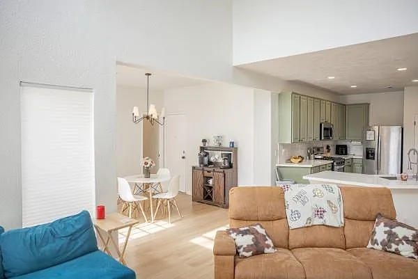 3 bed, 2.5 bath, 2751 sqft, $3,100 — Photo 3