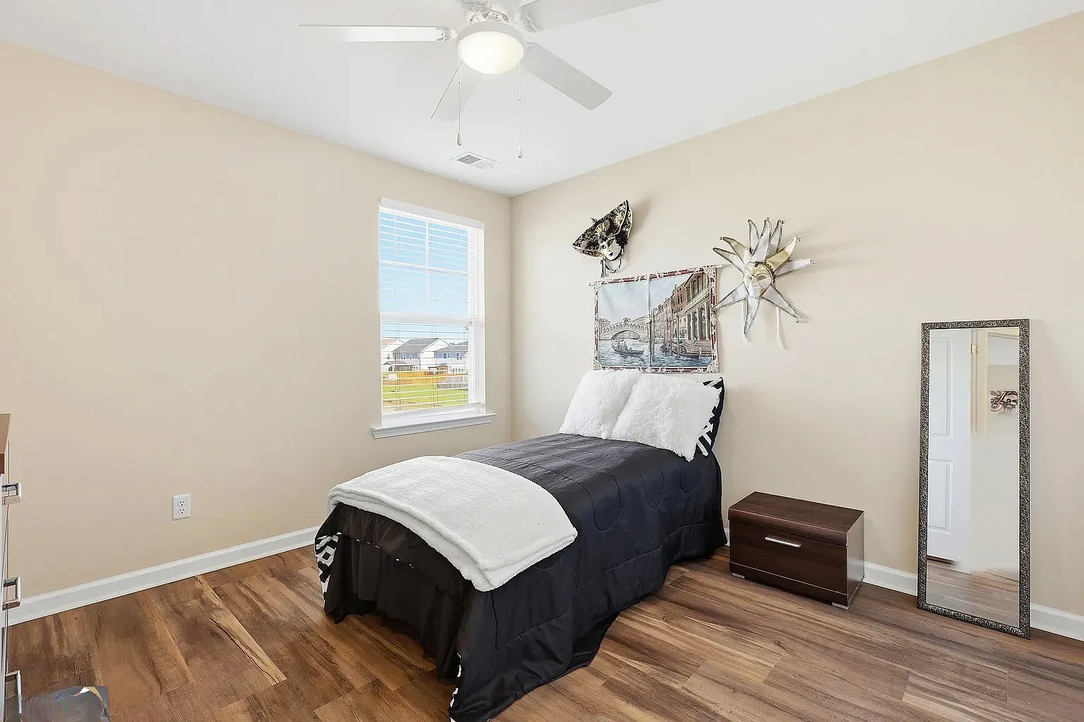 4 bed, 2.5 bath, 2601 sqft, $2,400 — Photo 3