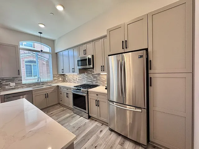 3 bed, 1636 sqft, $4,195 — Photo 3