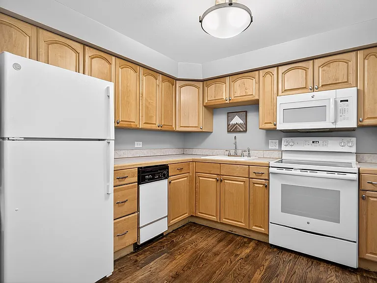 985 N Corona St #202 — Photo 3