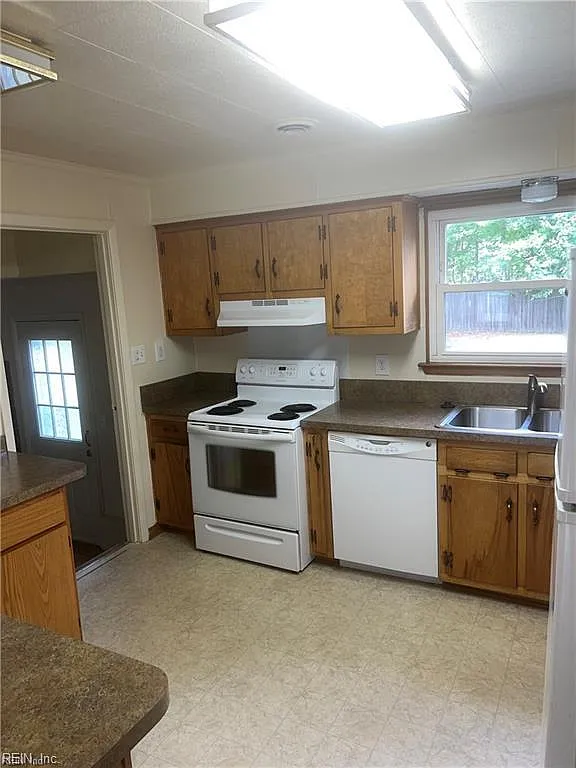 4 bed, 1.5 bath, 2035 sqft, $1,900 — Photo 4
