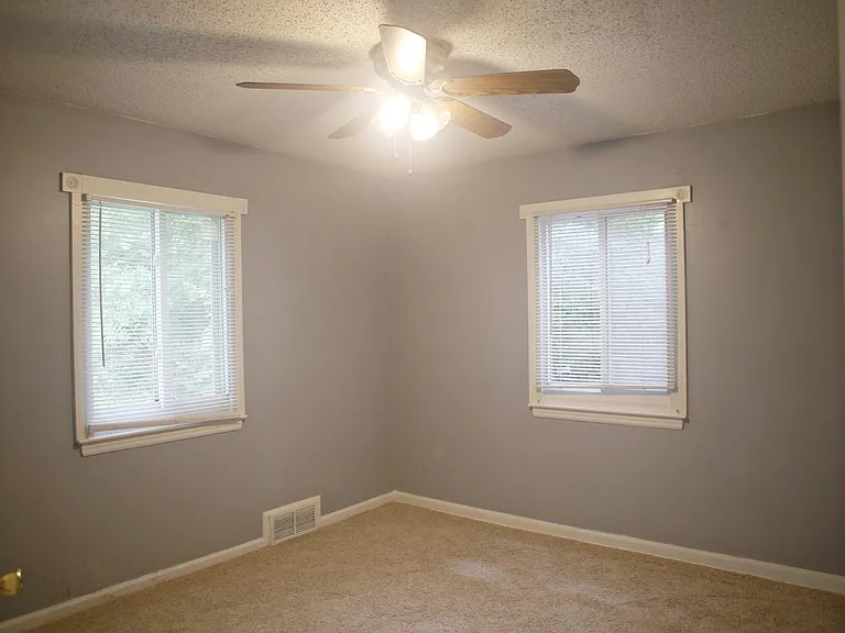 8725 Sleepy Hollow Rd — Photo 11