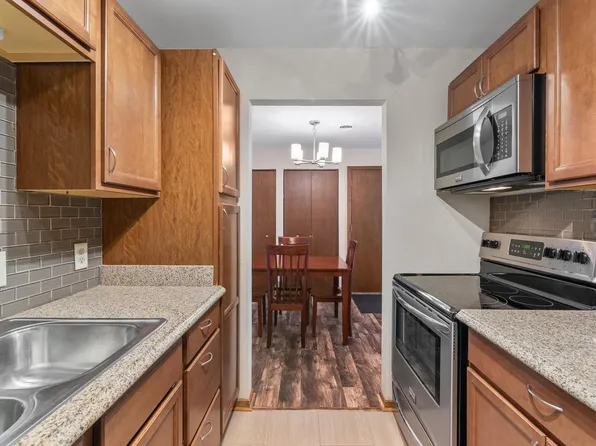 10400 West Whitnall Edge COURT #203, Franklin, WI 53132