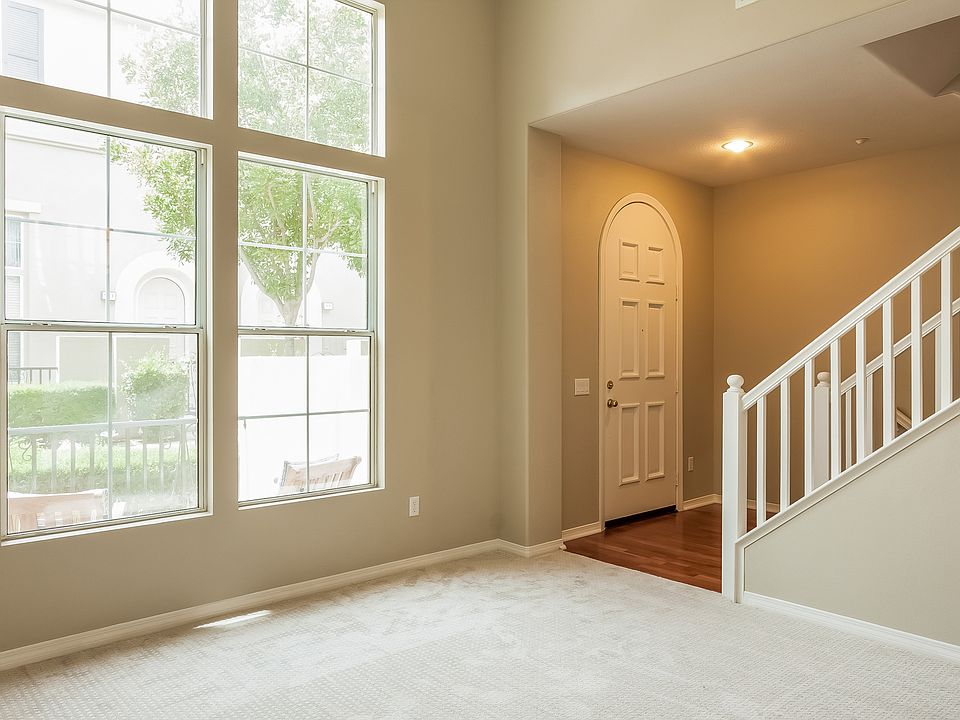 Bright living room, vaulted 