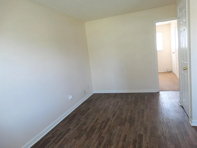 401 W Davis St — Photo 3