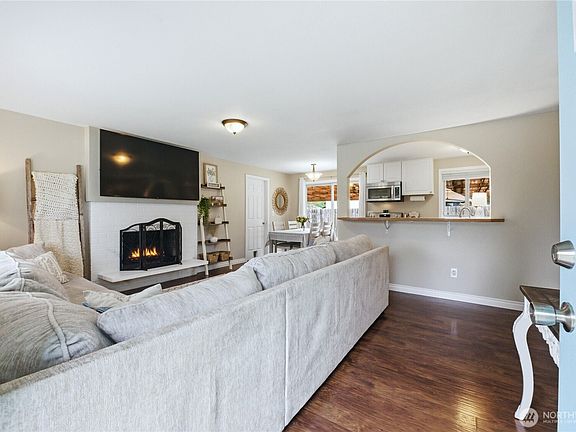 4th image of 601 172nd St E