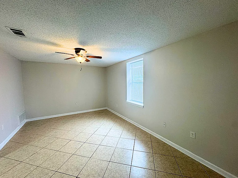 Willow Tree Apartments — Photo 6