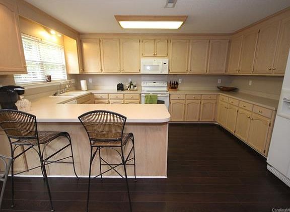 3rd image of 132 Birchwood Ct