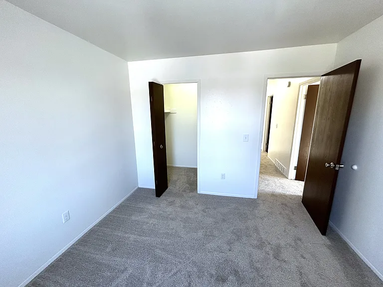 Windsor Place Apartments — Photo 56