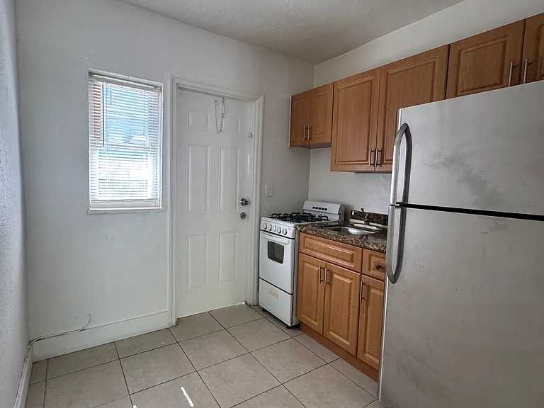 1556 SW 6th St #7 — Photo 3