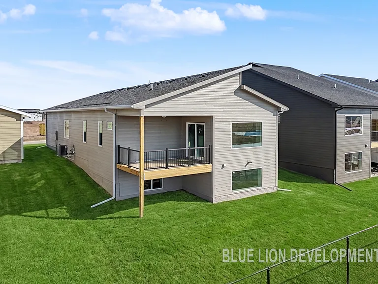 1224 NW Sproul Dr — Photo 2