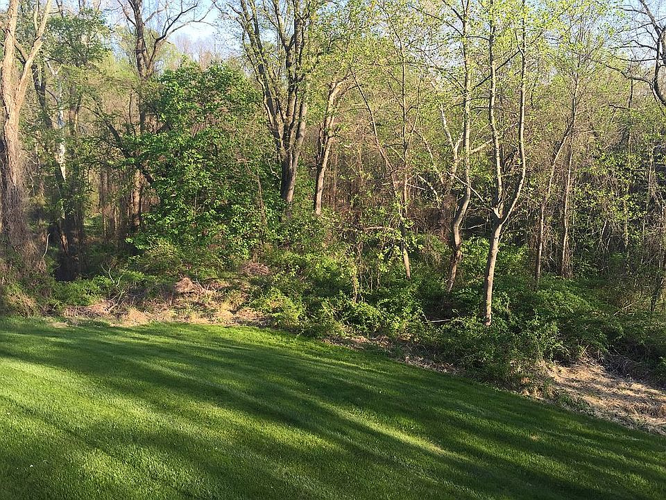 2nd image of 122 Whispering Oaks Dr