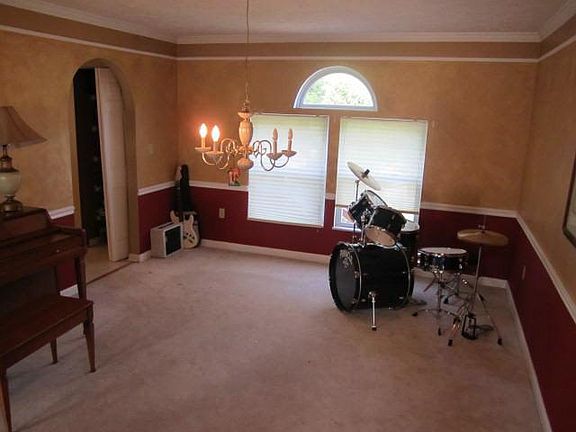 5th image of 614 Blackmoore Dr