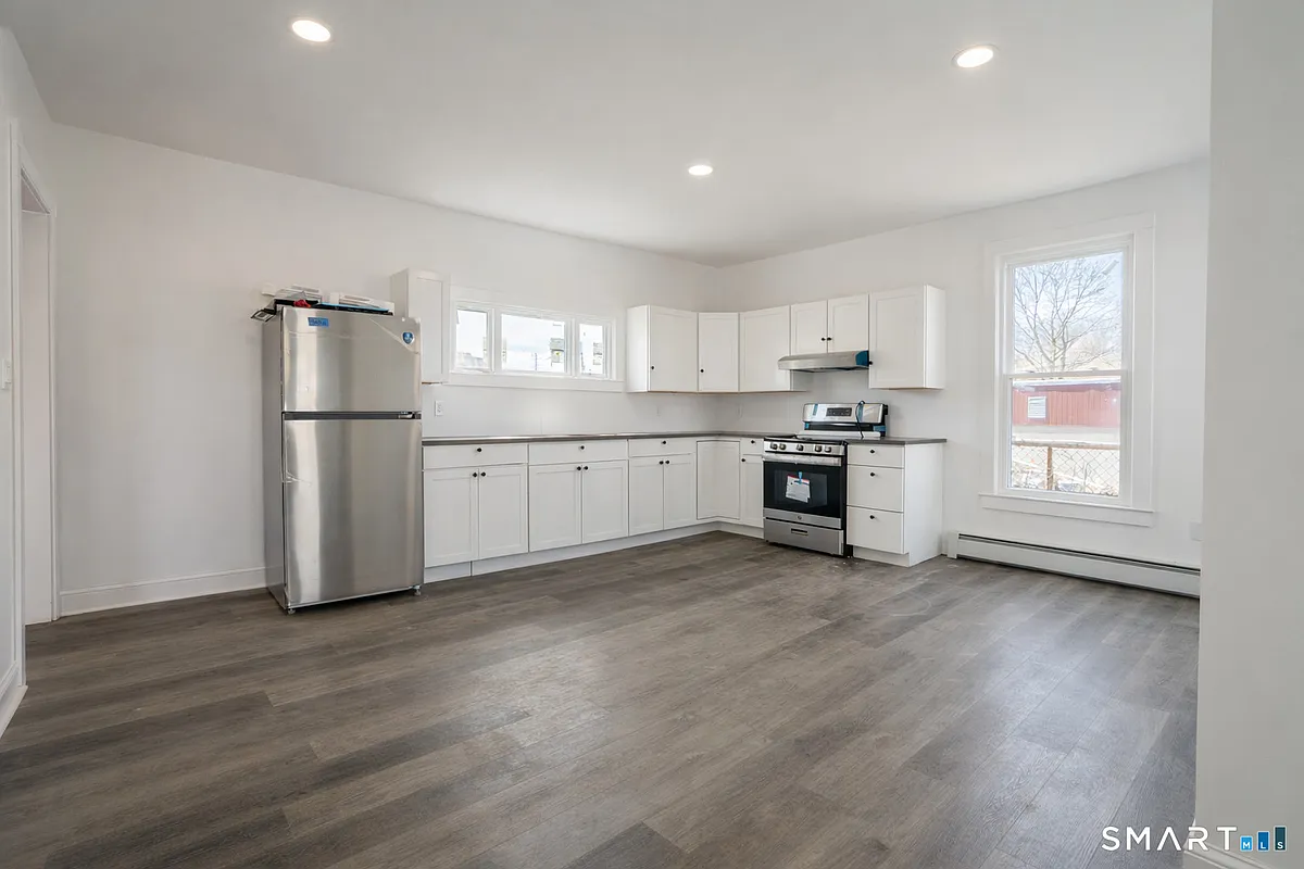Building Photo - 17 Sherman Ave #3