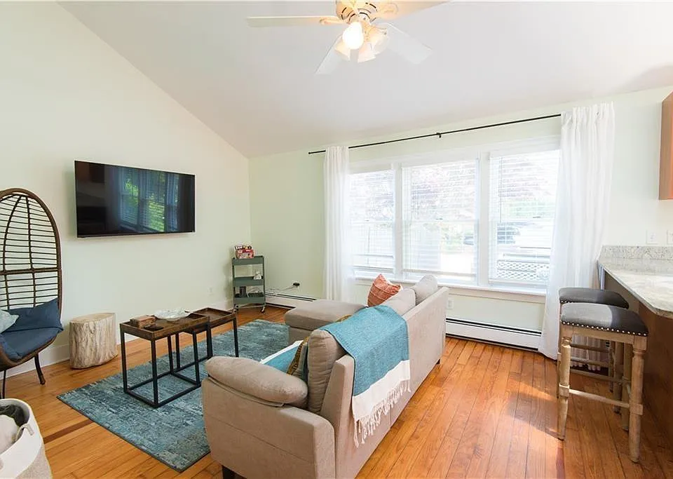 393 Aquidneck Ave