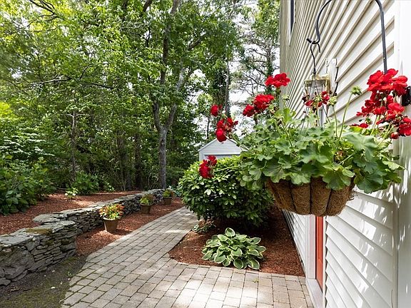 5th image of 37 Cedar Oaks Dr