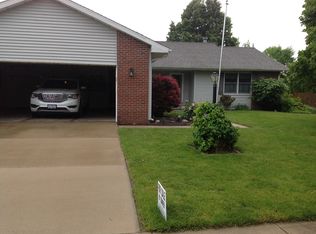 904 Pheasant Ln, Savoy, IL 61874