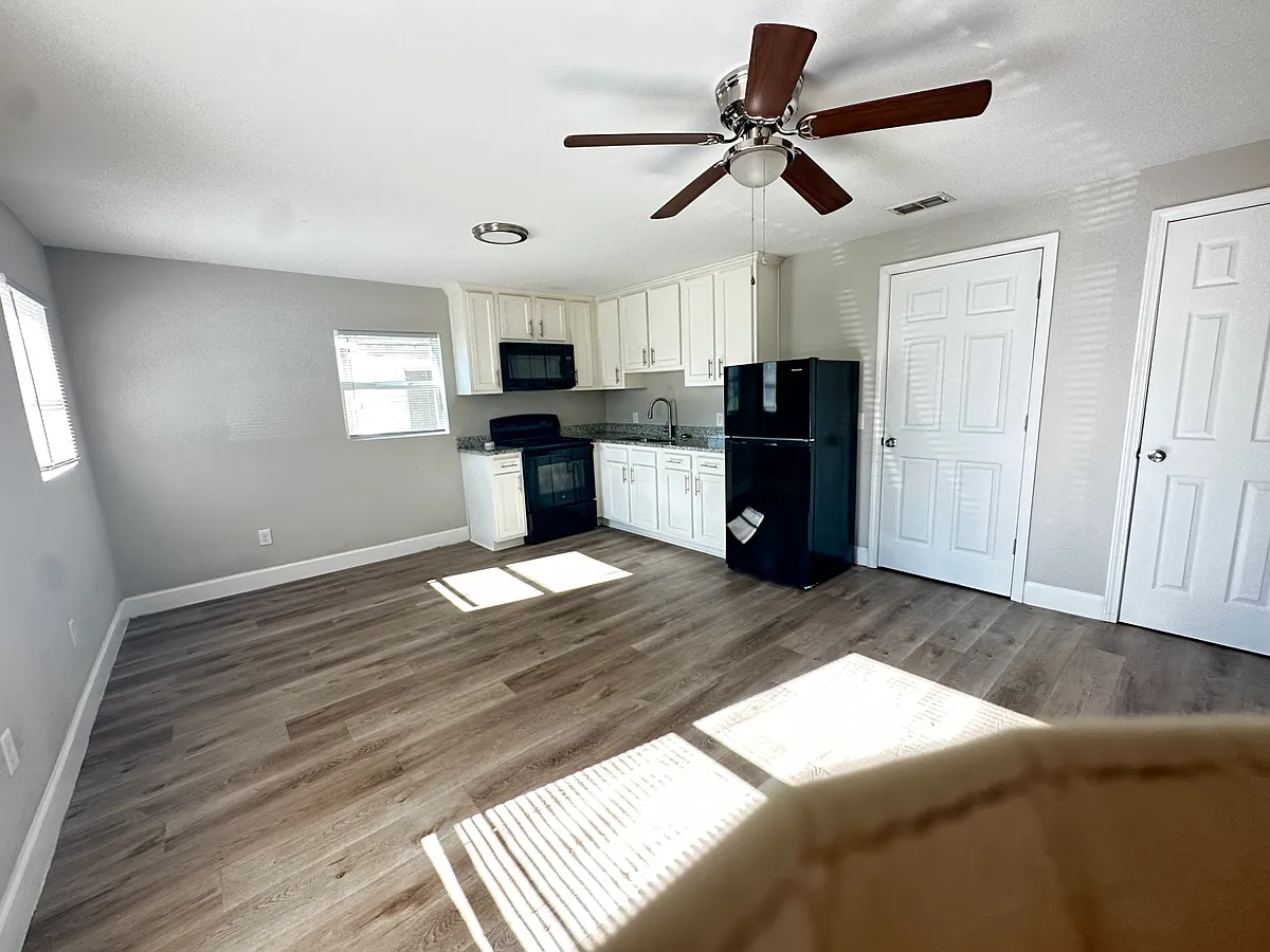 Building Photo - 609 Comet St #4