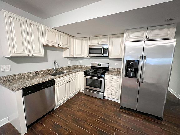 3rd image of 3155 N Pine Grove Ave #3155