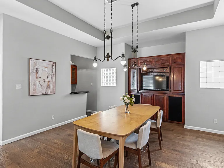 2451 Valley View Dr — Photo 5