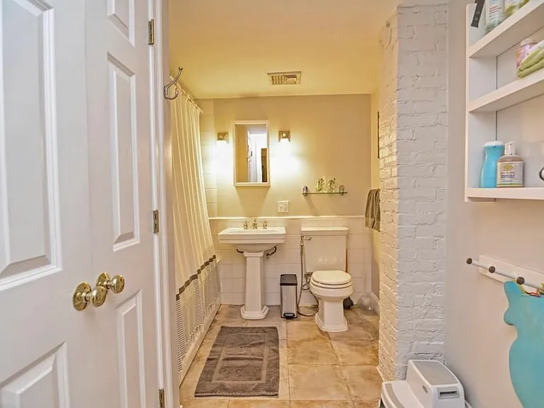 Lower floor full bath, with laundry in-unit.