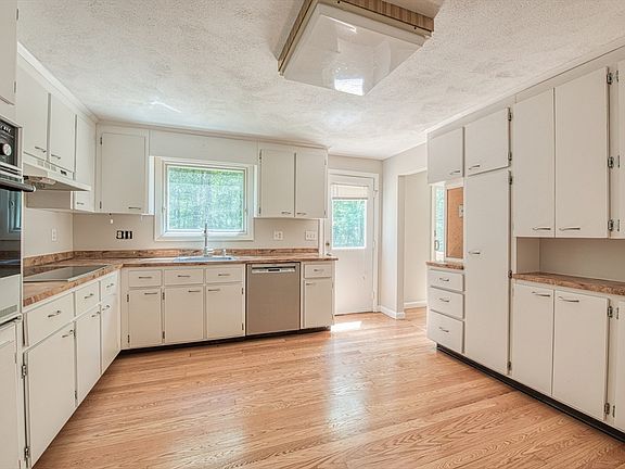 5th image of 160 Hampton Rd