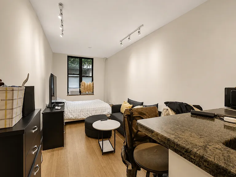 325 E 88th St #1A — Photo 3