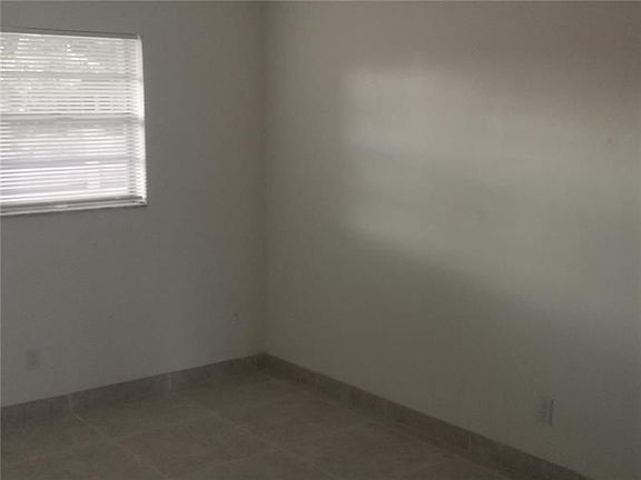 4th image of 2501 Lincoln St #103