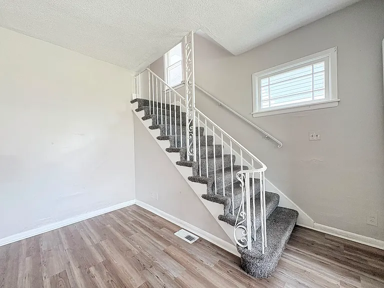 716 Clark St — Photo 15