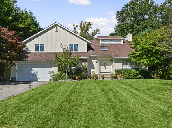 9 Ellen Ct, Glen Cove, NY 11542
