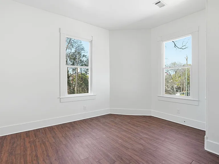 809 E Henry St — Photo 36