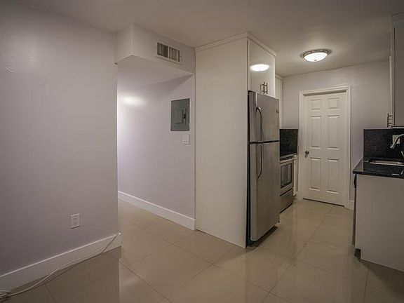 4th image of 1986 Biarritz Dr #109-1986-1