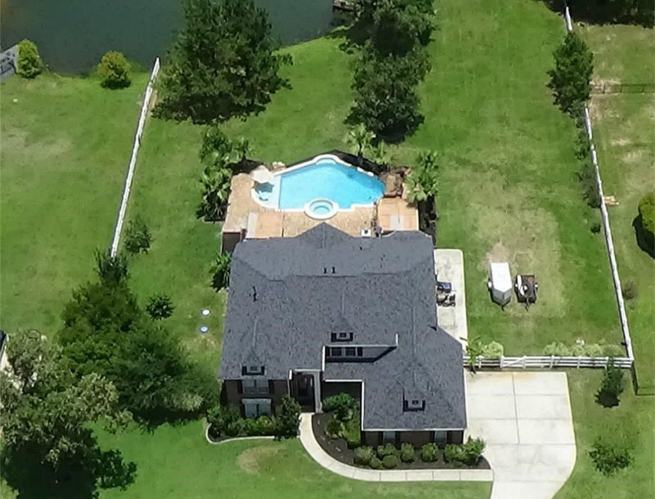 Beautiful 1 acre waterfront lot !