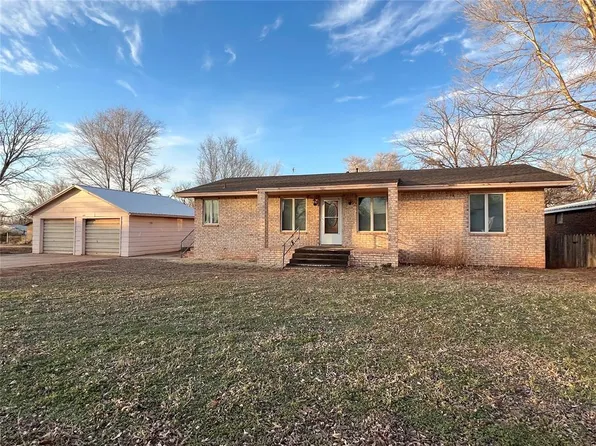 305 E Bell Ave, Cheyenne, OK 73628