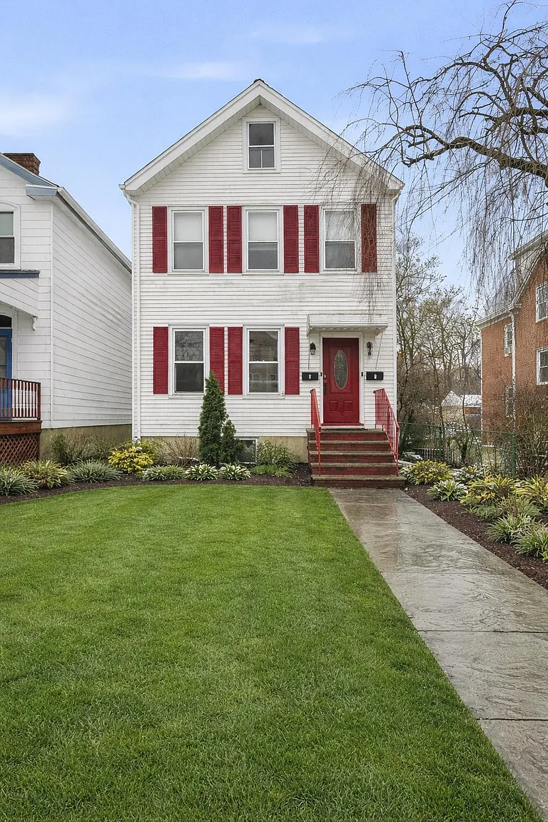 46 Maple St photo 1