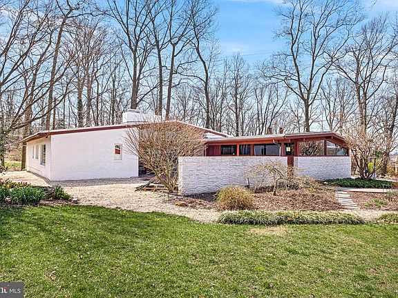 3rd image of 210 Edgewood Dr