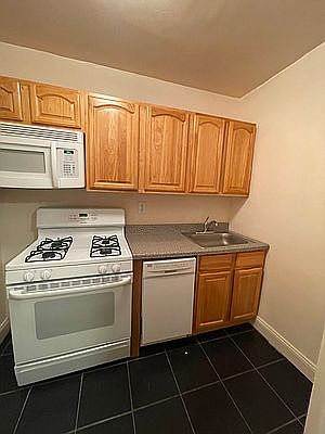 4th image of 67-67 Burns St #2C