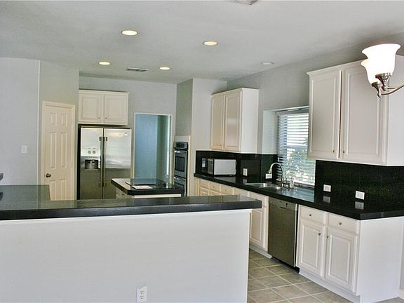 5th image of 722 Crestwood Dr