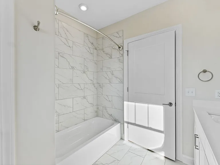 5233 Highpointe Lakes Dr #401 — Photo 8
