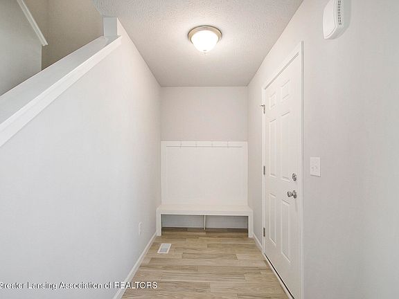 3rd image of 1060 Woodridge Dr